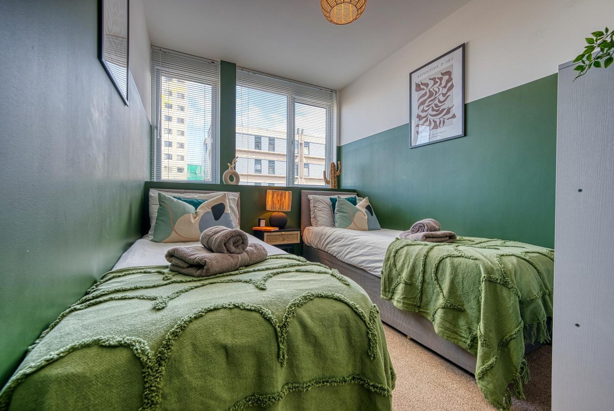 2-Bedroom Stunning, Stylish & Central City Apartment, Spacious, Sleeps 6, With On-Site Parking - Near Gunwharf Quays & Beach - By Blue Puffin Stays Portsmouth Luaran gambar