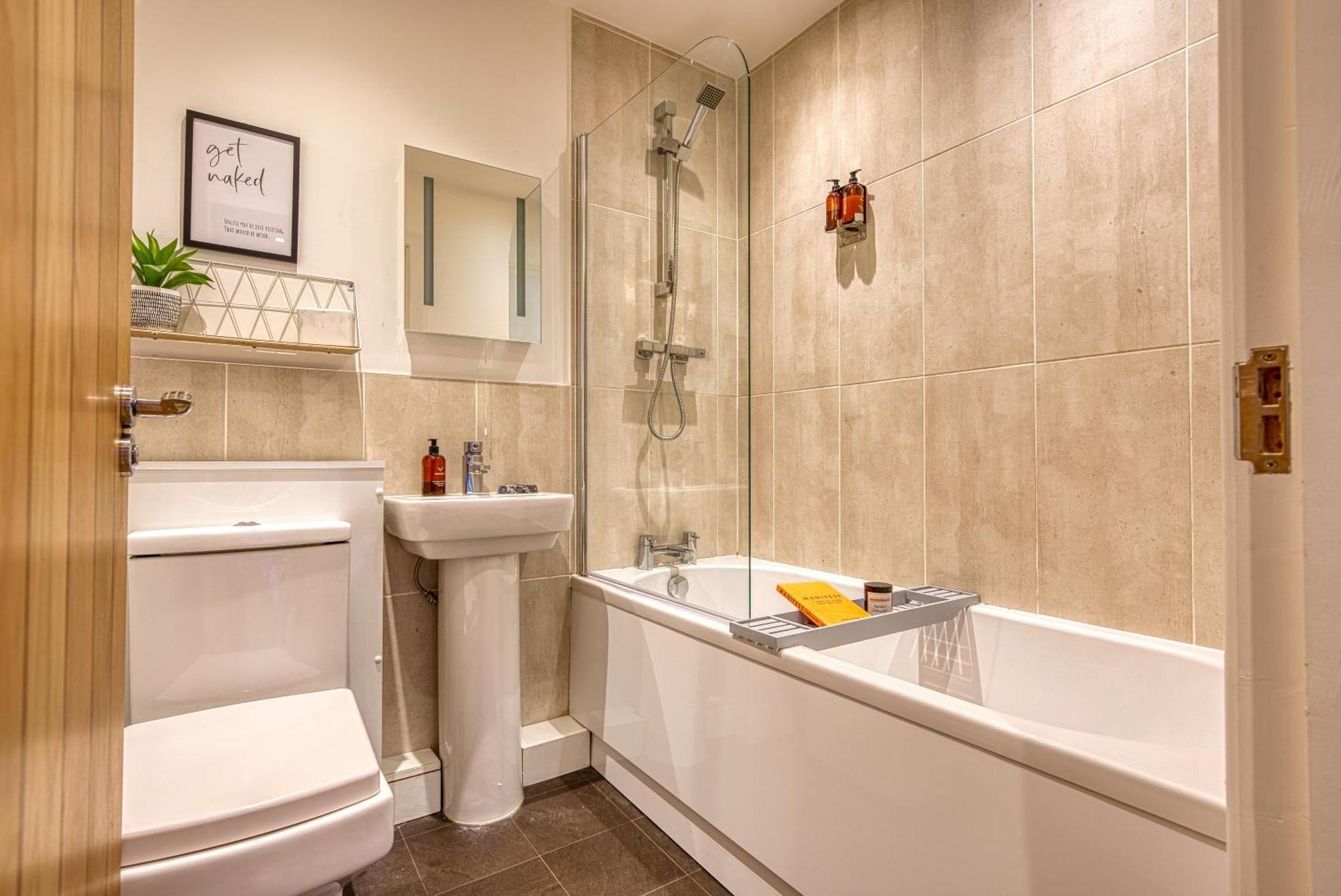 2-Bedroom Stunning, Stylish & Central City Apartment, Spacious, Sleeps 6, With On-Site Parking - Near Gunwharf Quays & Beach - By Blue Puffin Stays Portsmouth Luaran gambar